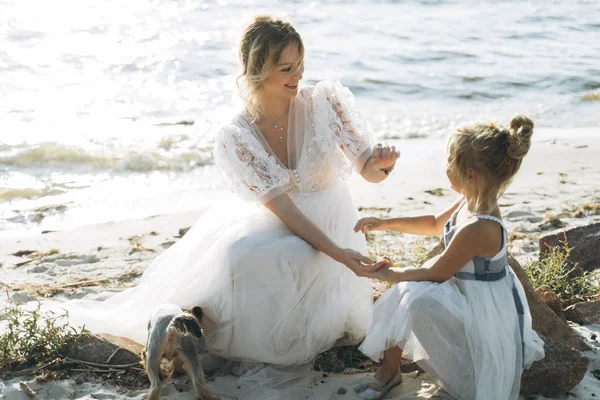 Mère Fille Assis Sur Plage Coucher Soleil Avec Chien — Photo