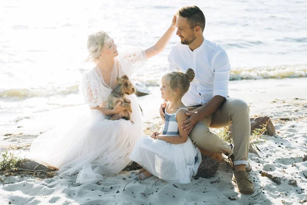 Familie Zittend Het Strand Met Hun Yorkshire Terrier — Stockfoto