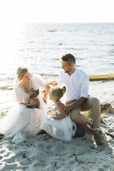 Famille Assise Sur Plage Avec Leur Terrier Yorkshire — Photo