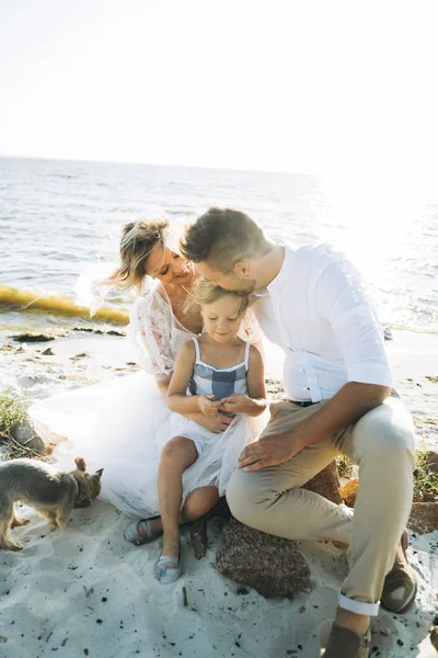 Familia Sentada Playa Con Yorkshire Terrier — Foto de Stock