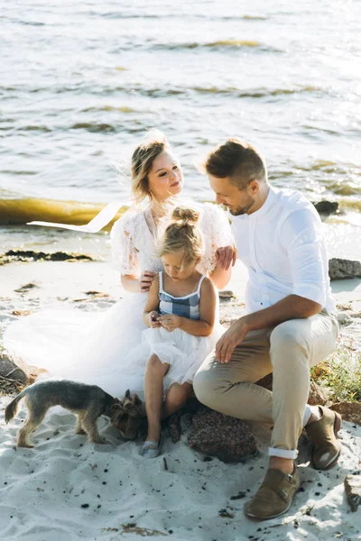 Familia Sentada Playa Con Yorkshire Terrier — Foto de Stock