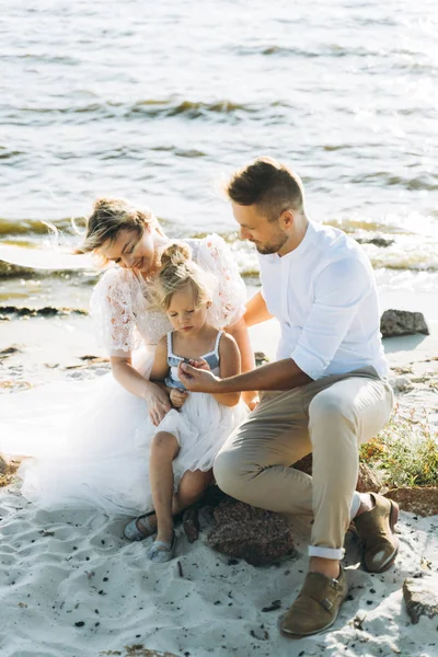 Famille Joyeuse Avec Fille Passer Temps Ensemble Assis Sur Plage — Photo