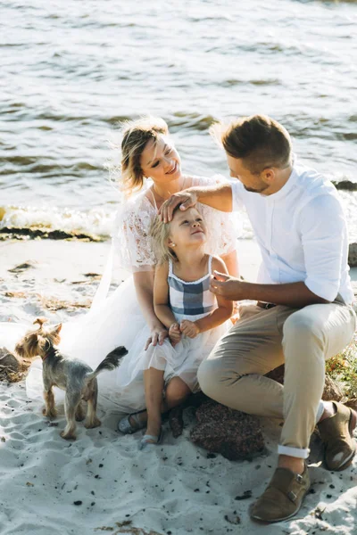 Mujer Hombre Niña Pequeña Sentados Playa Arena Con Perro — Foto de Stock