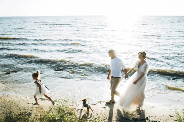 해변에서 가족과 요크셔 테리어 — 스톡 사진