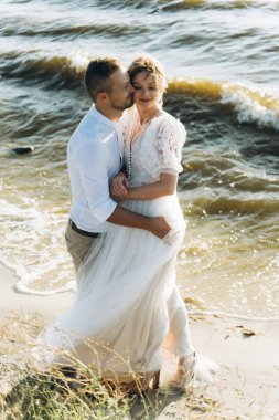 sahilde kucaklayan karı koca, Tam Uzunlukta çekim 