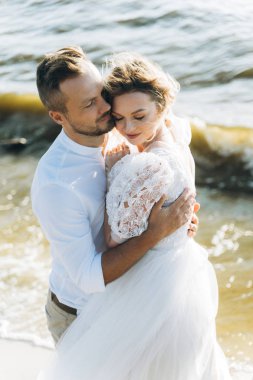 sahilde sarılan mutlu çiftin portresi 