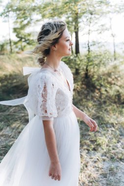 ormanda duran çekici gelinin portresi  