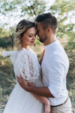 ormanda ayakta yüz yüze kadın ve erkek portresi  