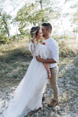 Ormanda duran damat kucaklayan gelinin tam uzunlukta çekim 