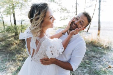 mutlu karısı kocası açık havada yüz el ele tutuşarak  