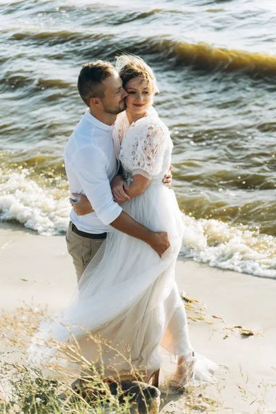 妻子和丈夫拥抱在沙滩上 全长拍摄 — 图库照片