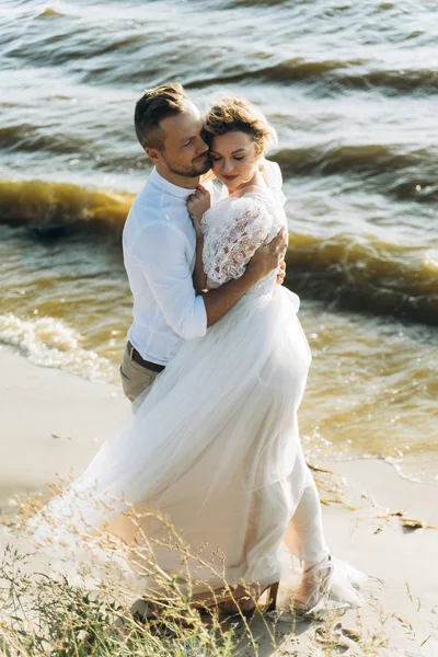 Vrouw Echtgenoot Knuffelen Het Strand Volledige Lengte Schot — Stockfoto