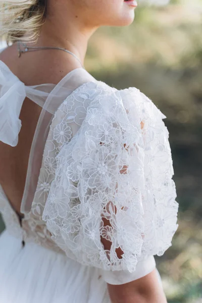 Primo Piano Della Sposa Piedi Nella Foresta — Foto Stock