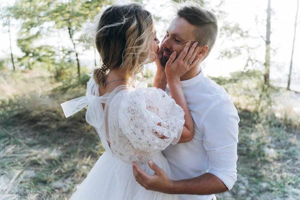 Esposa Feliz Cogida Mano Cara Del Marido Aire Libre —  Fotos de Stock