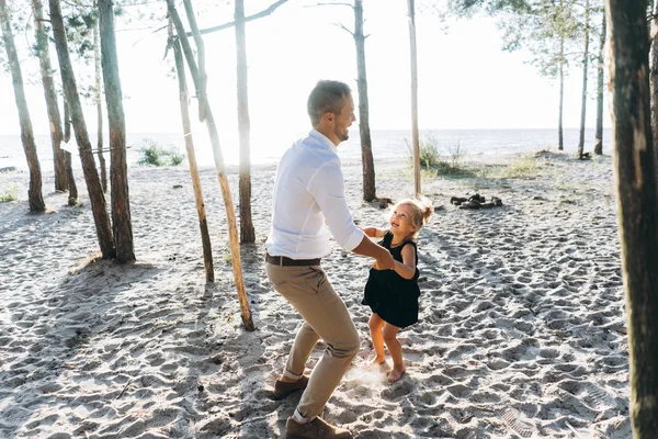 Père Petite Fille Jouant Ensemble Sur Plage Sable — Photo