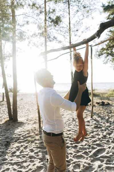 Отец Помогает Дочери Висеть Дереве Лесу — стоковое фото