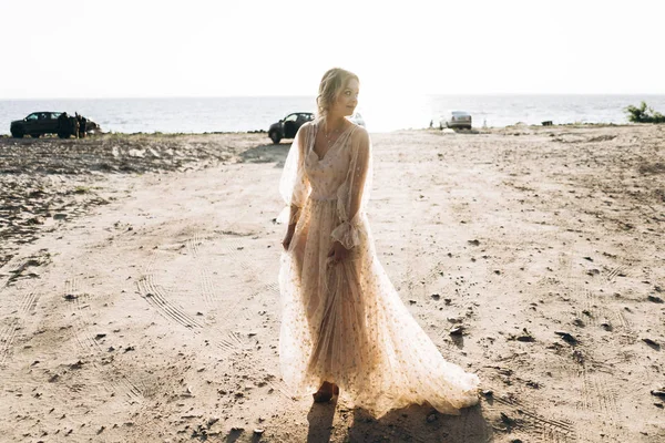 Tiro Longitud Completa Mujer Con Estilo Feliz Vestido Caminando Playa —  Fotos de Stock