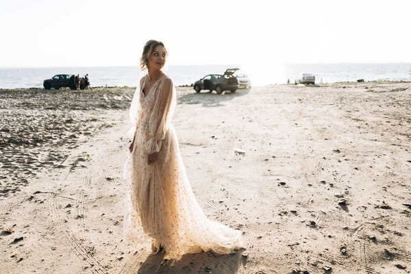 Stylische Junge Frau Langen Kleid Strand — Stockfoto