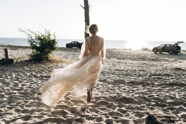 Caucasian Woman Beautiful Dress Walking Beach — Stock Photo, Image