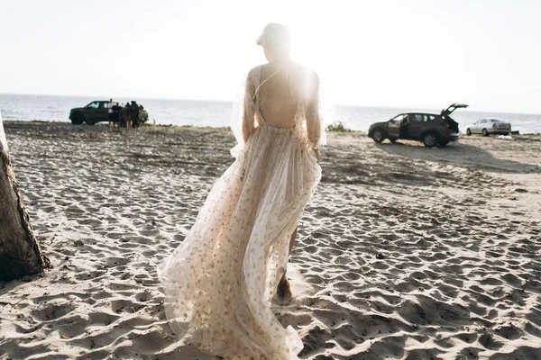Kaukaski Kobieta Pięknej Sukni Chodzenie Plaży — Zdjęcie stockowe