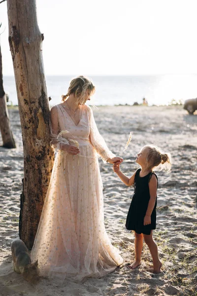 Plan Complet Femme Fille Debout Sur Plage — Photo