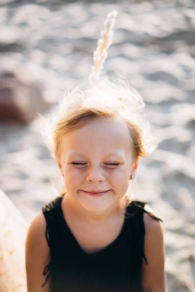 Retrato Menina Alegre Praia Com Fundo Borrado — Fotografia de Stock