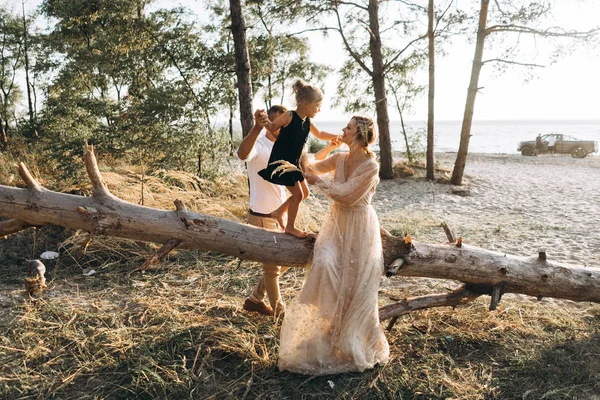 Familia Tres Personas Que Pasan Tiempo Juntos Bosque — Foto de Stock