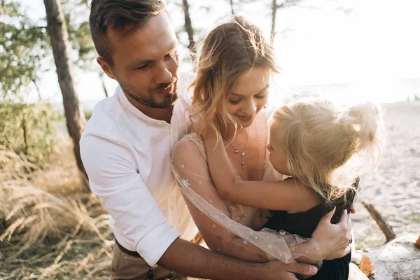 Retrato Familia Tres Abrazos Juntos Aire Libre — Foto de Stock