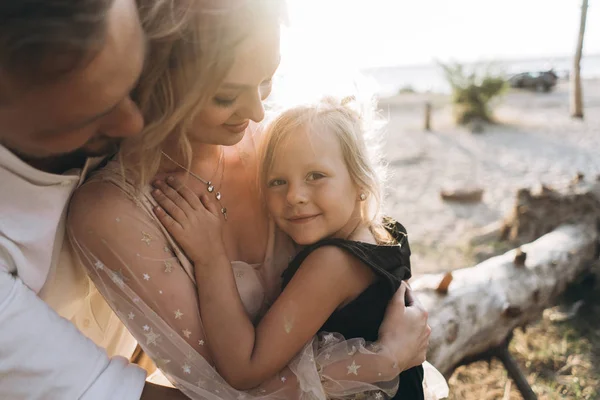 Portrait Father Hugging His Wife Cute Daughter Beach — Stock Photo, Image