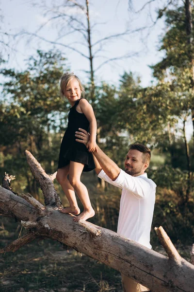 Vater Hilft Tochter Beim Spazierengehen Wald — Stockfoto