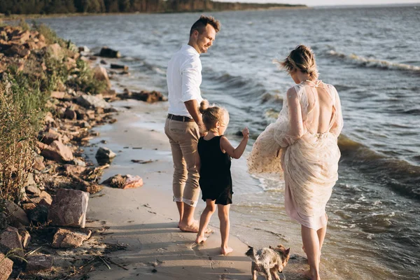 Famille Avec Chien Marchant Sur Plage — Photo