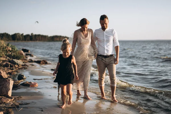 Familjevandring Stranden Havet — Stockfoto