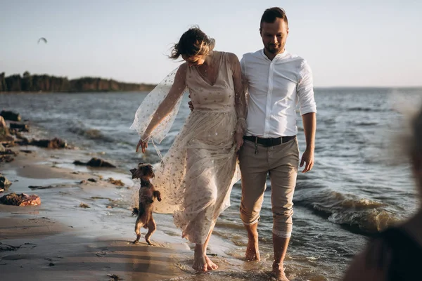 Lycklig Kvinna Och Man Går Stranden Vid Solnedgången Med Liten — Stockfoto