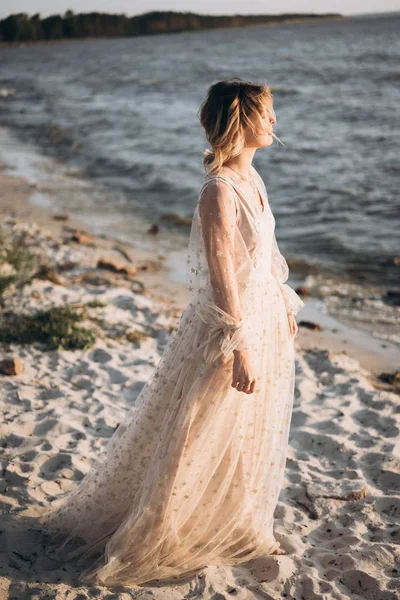 Kumlu Plajda Duran Uzun Güzel Elbiseli Çekici Kadın — Stok fotoğraf