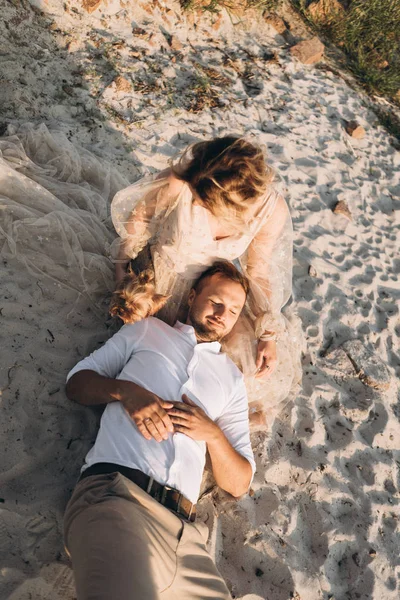 Man Liggande Kvinnan Varv Med Hund Stranden — Stockfoto