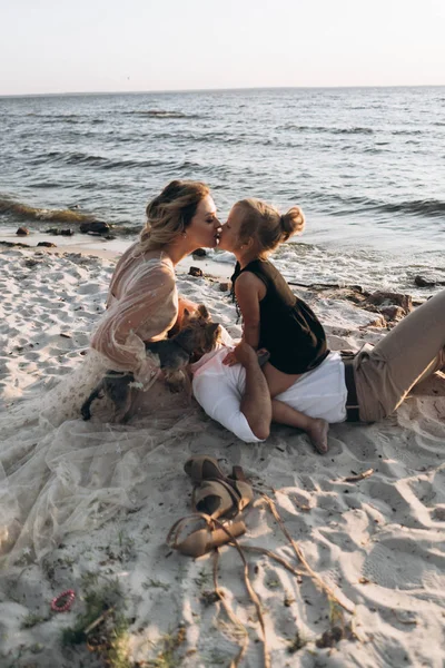 Father Lying Sand Beach Holding Daughter While Wife Sitting — Stock Photo, Image