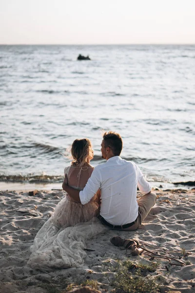 Achteraanzicht Van Het Paar Zittend Het Strand Bij Zonsondergang — Stockfoto