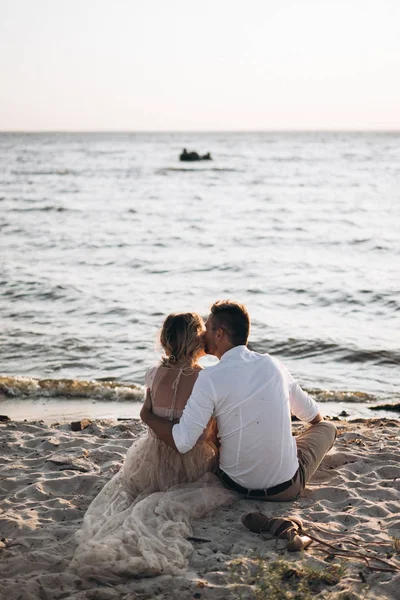 Hombre Mujer Besándose Playa Atardecer Vista Trasera — Foto de Stock