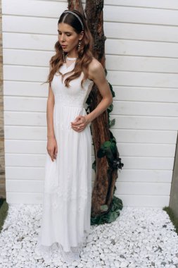 Açık havada beyaz ahşap arka plan karşı duran gelinin Tam Uzunlukta çekim 