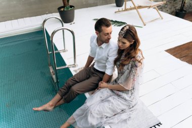 havuzda oturan coupple, havai görünüm 