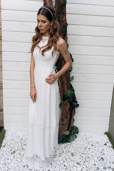 Açık havada beyaz ahşap arka plan karşı duran gelinin Tam Uzunlukta çekim 