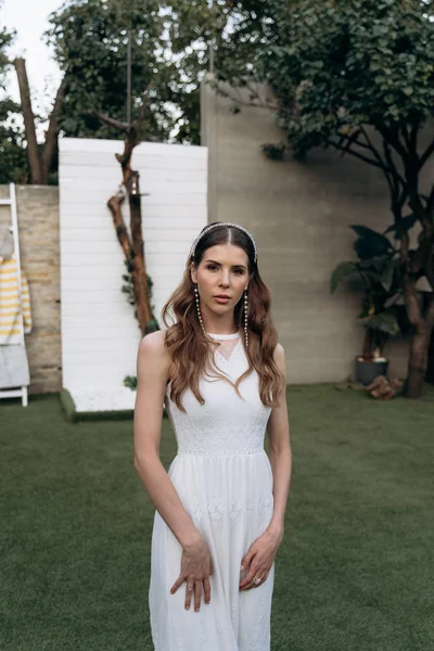 Beyaz Elbiseli Şık Kadın Kameraya Bakıyor Bahçede Açık Havada Duruyor — Stok fotoğraf
