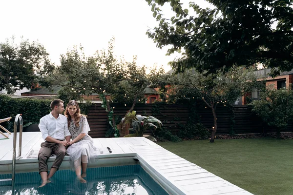 Giovane Coppia Seduta Piscina Sul Cortile — Foto Stock