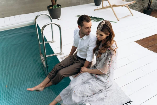 havuzda oturan coupple, havai görünüm 