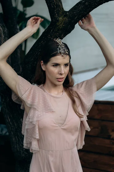 Jeune Femme Posant Arbre Dans Jardin Avec Piscine Sur Fond — Photo