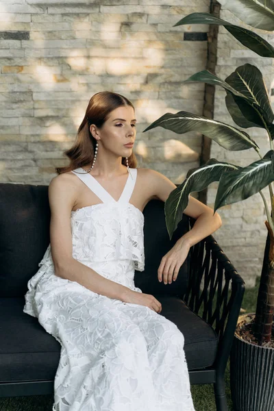 Mulher Atraente Vestido Branco Sentado Sofá Livre — Fotografia de Stock