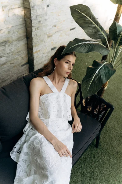 Mujer Con Estilo Vestido Blanco Acostado Sofá Aire Libre —  Fotos de Stock