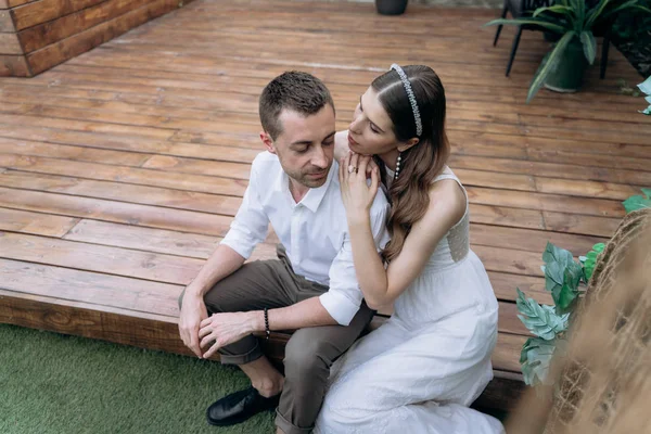 Mujer Elegante Hombre Sentado Escenario Madera Aire Libre — Foto de Stock