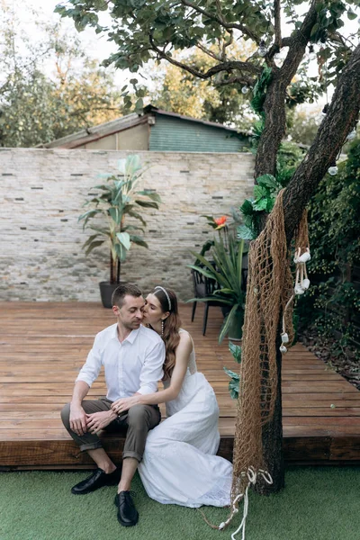 Mujer Caucásica Vestido Blanco Hombre Sentado Escenario Madera Aire Libre — Foto de Stock