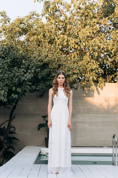 Kaukasische Frau Eleganten Weißen Kleid Steht Auf Der Weißen Bühne — Stockfoto